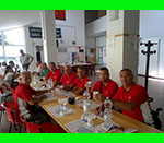 foto della squadra durante il pranzo